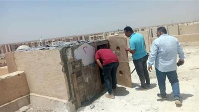 جهاز العاشر من رمضان يزيل حظائر طيور أعلى العمارات السكنية بالحي الـ 16