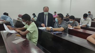 رئيس جامعة بنى سويف التكنولوجية يتفقد اختبارات الفصل الدراسي الثاني