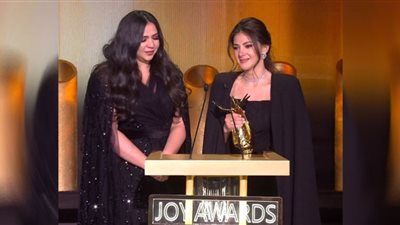 شاهد.. لحظة بكاء دنيا وإيمي سمير غانم في حفل Joy Awards