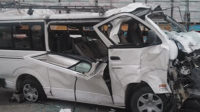 مصرع وإصابة ١٠ أشخاص في حادث تصادم بالطريق الأوسطى