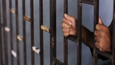 لتعيين ابنه في عمل حكومي.. القبض على موظف تقاضى مبلغًا ماليًا من شخص