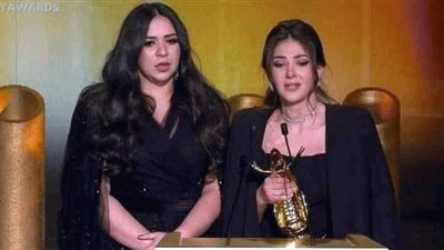 صور| انهيار دنيا وإيمي سمير غانم على مسرح JOY AWARDS