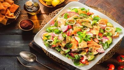 عشاق الأكلات الشامية.. طريقة عمل سلطة الفتوش