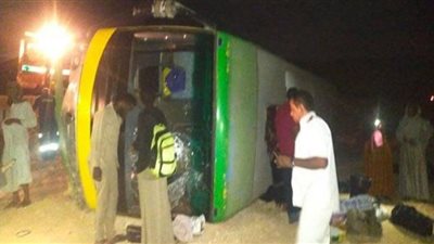 إصابة سودانيين في انقلاب أتوبيس رحلات بطريق أسيوط البحر الأحمر