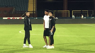لاعبو الزمالك يعاينون أرضية ستاد عثمان أحمد عثمان