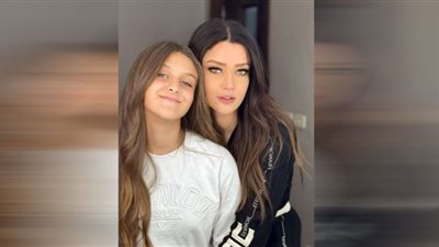 بعد غياب.. رضوى الشربيني تحتفل بتخرج ابنتها 