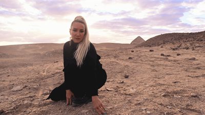 مطربة أمريكية تقتحم هرم أمنمحات الأسود لتصوير كليب غنائي مثير (صور)