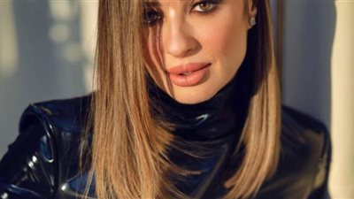 بالذهبي اللامع.. وفاء الكيلاني تبرز أنوثتها في حفل Joy Awards