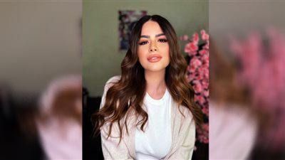 شاهد.. هنادي مهنا تستعرض نحافتها بفستان محدد الخصر