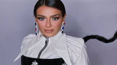 شاهد.. إنجي المقدم تسرق الأضواء بصيحة الأوف شولدر في حفل توزيع جوائز EEA