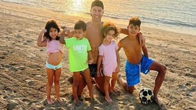 كريستيانو رونالدو يتغزل في سحر مدينة دبي باللغة العربية أمام الشاطئ بالمايوه