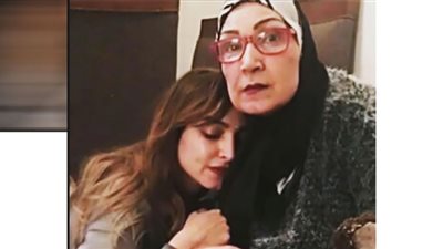 تخضع لعملية دقيقة.. روجينا تطلب من الجمهور الدعاء لوالدتها(صورة)