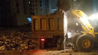 حملة إزالة للمخلفات والقمامة ليلا في مركز أبوصوير بالإسماعيلية
