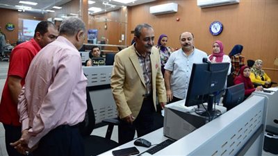 محافظ الإسماعيلية يتفقد سير العمل بوحدة المتغيرات المكانية