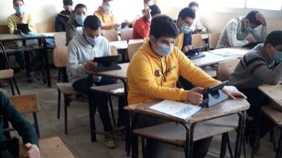 طلاب إعدادية الشرقية يؤدون الامتحان في الجبر والإحصاء