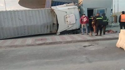 السرعة الزائدة وراء اصطدام تريلا بغرفة تحصيل كارتة الطريق الدائري الأوسطي