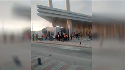 أوناش المرور ترفع حطام تريلا اقتحمت غرفة كارتة الطريق الدائري الأوسطي في 6 أكتوبر