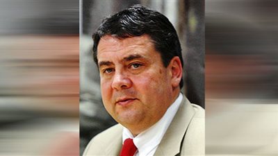 وزير ألماني سابق يدعو إلى إرسال قوة حفظ سلام أممية إلى أوكرانيا