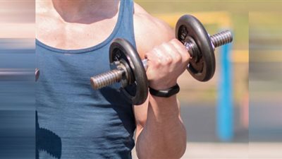 خبراء يوضحون حقيقة تحول العضلات إلى دهون بعد التوقف عن التدريب