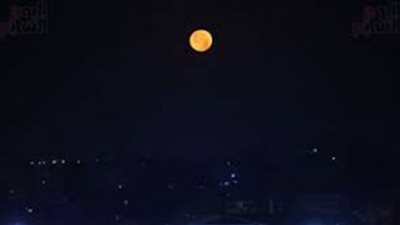 البدر العملاق يُزين سماء القاهرة فى مشهد بديع