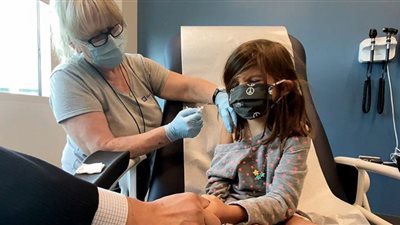 الولايات المتحدة.. ممرضتان تجمعان أكثر من 1.5 مليون دولار من تزوير بطاقات لقاح كورونا