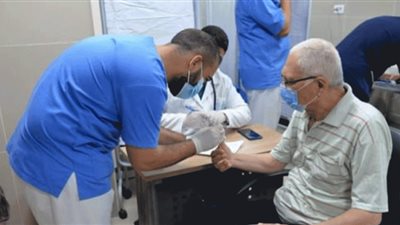 أبرزها فحص الكوليسترول والسكر.. خدمات مجانية تقدمها الصحة لكبار السن