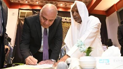 محافظ قنا يُلبي دعوة فتاة بحضور عرسها