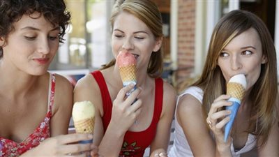 طبيبة تحذر: هذه الأنواع من الآيس كريم قنبلة كيميائية