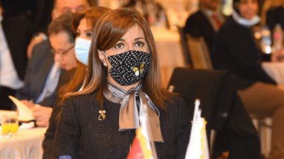 وزيرة الهجرة تحضر عزاء الكاتب الصحفي الراحل ياسر رزق بمسجد المشير