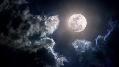 شاهد.. قمر الفراولة ينير سماء مصر قبل الانقلاب الصيفي