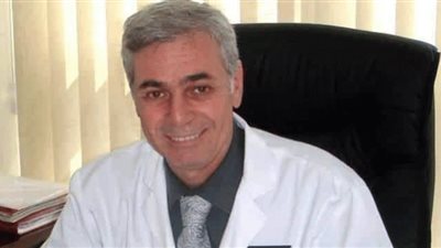 د. أيمن سالم يوضح الفرق بين الإصابة بالبرد العادي ومتحور أوميكرون