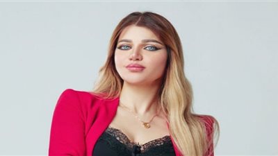 داخل أحد المطاعم في دبي.. ياسمين الخطيب تستعرض أنوثتها بالأسود الجريء (صور)