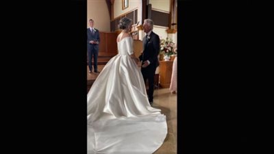 يملأ الشيب شعرهما.. عروسان يرفعان شعار 