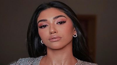 بهوت شورت.. إسراء رخا تتحدى الشتاء وتروج لمسلسلها 