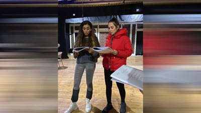 صور.. ياسمين رئيس ودينا الشربيني في تحضيرات مسرحية 