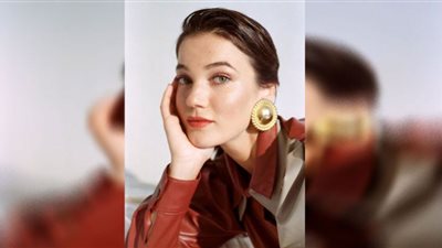 بينار دينيز تعتمد الأسود المكشوف في حفل ديزني