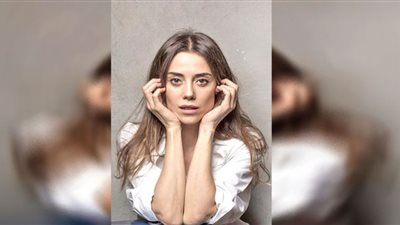 في حفل ديزني.. جانسو ديري تفاجيء المشاهدين بفستان ملفت