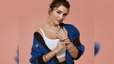 شاهد.. هاندة أرتشيل تعتمد الأسود المكشوف في حفل ديزني