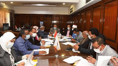 سكرتير عام قنا يترأس اجتماع لجنة اختيار الأم المثالية