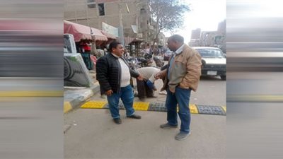 رئيس الواسطى يتابع تركيب بعض المطبات الصناعية بالمدينة