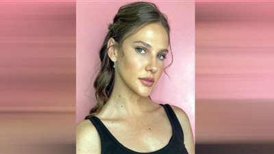 بإطلالة غير متوقعة.. ألينا بوز تصدم المشاهدين في حفل ديزني (صور)