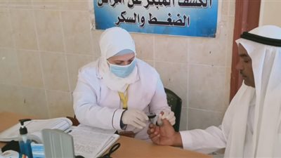 توافد المواطنين علي القافلة الطبية في الجرايشية بالإسماعيلية