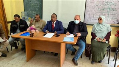 فرق عمل تتيح لطلاب الثانوية تسجيل الاستمارة الإلكترونية بنجع حمادي