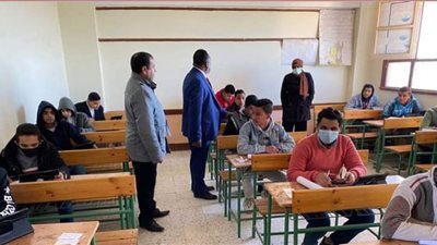 مدير تعليم نجع حمادي يتابع امتحان الفيزياء بـالصف الأول الثانوي