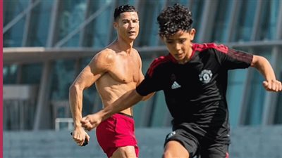 صور.. كريستيانو رونالدو يواصل تدريباته مع ابنه الأكبر