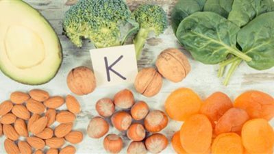 ما هي العلامات المرتبطة بنقص فيتامين K؟