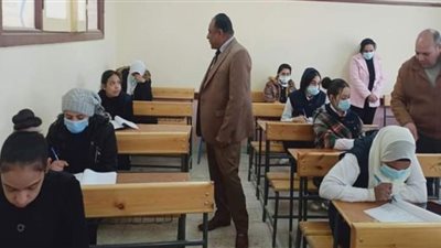 مدير تعليم نجع حمادي يتفقد امتحانات الصف الثاني الثانوي