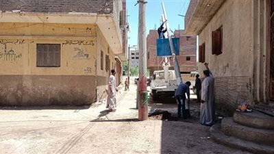 نقل عمود كهرباء عاق الطريق لعشرات السنين بشرق مدينة دشنا