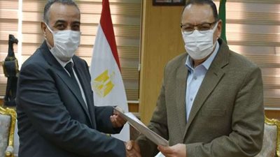 محافظ الشرقية يسلم الخبير الوطني للإستزراع السمكي مهام عمله الجديد