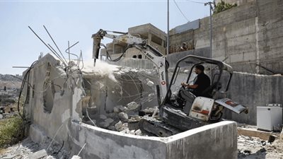 إسرائيل تجبر مواطنًا فلسطينيًا على هدم منزله في بلدة سلوان بالقدس